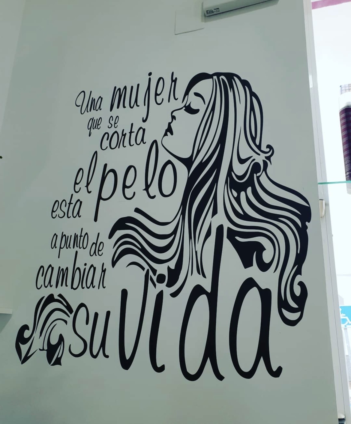 Una mujer que se corta el pelo está a punto de cambiar su vida
