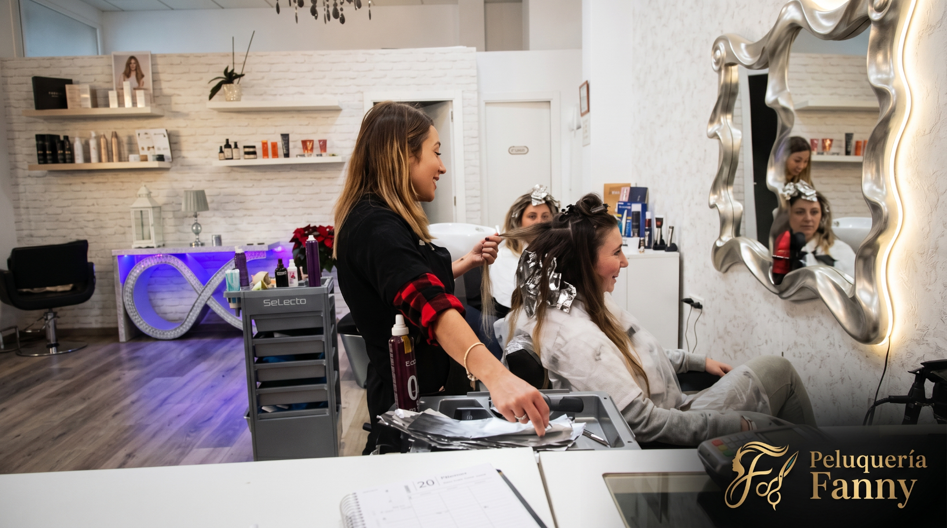 Fanny trabajando con una clienta en el salón Peluquería Fanny en Almuñécar